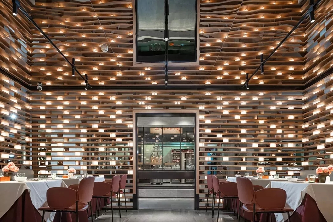 茂名大鸭梨烤鸭店以全新的餐饮空间设计，冲破品牌桎梏，重塑品牌形象